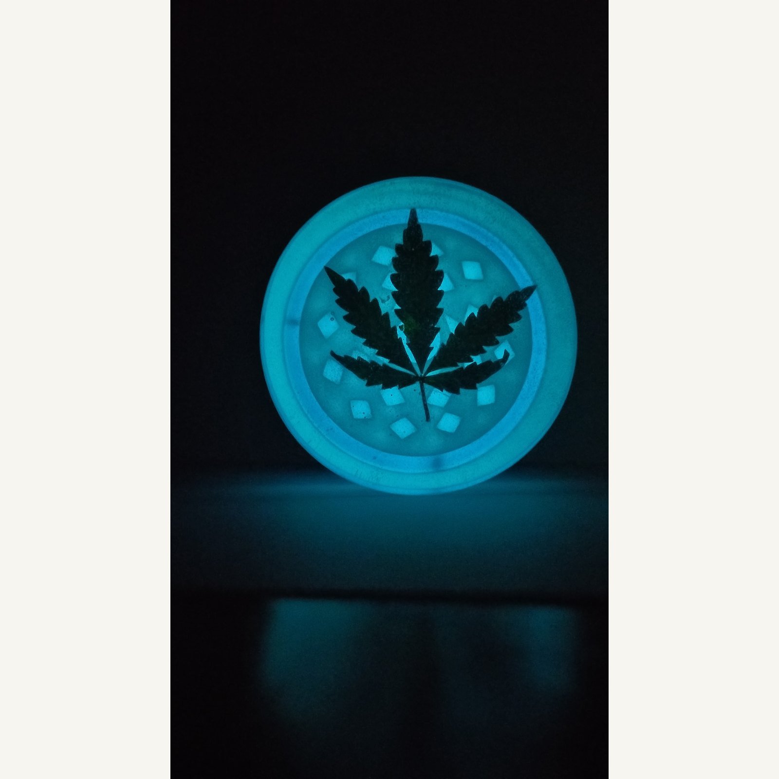 mlynek-lisc-konopi-niebieski-luminescencyjny-3
