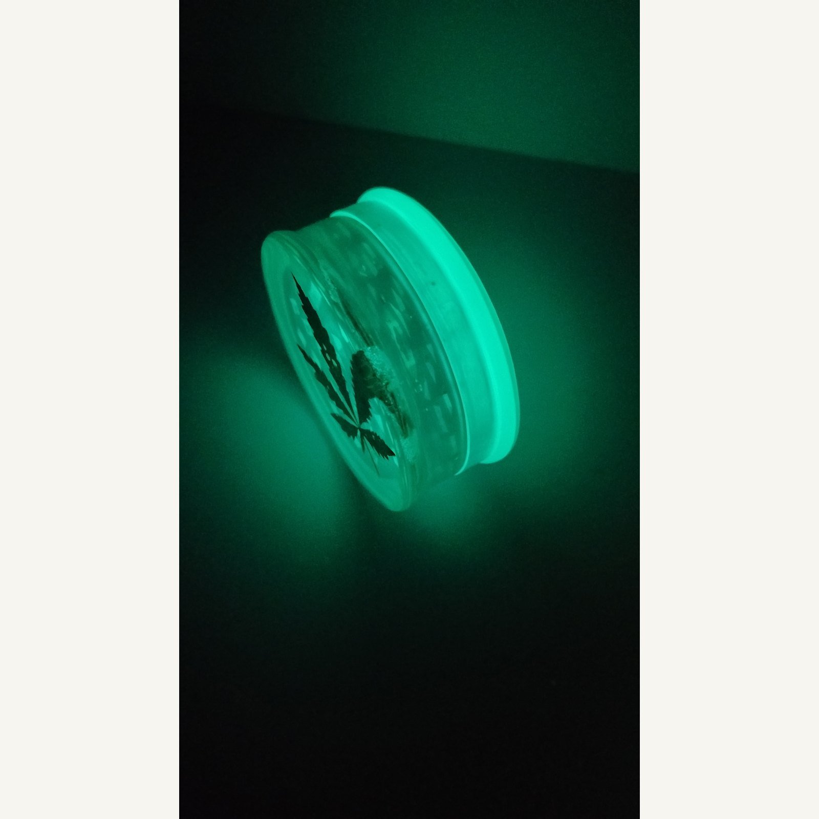mlynek-lisc-konopi-turkusowy-luminescencyjny-3